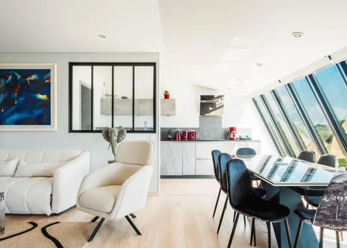 Bright With Panoramic Views *